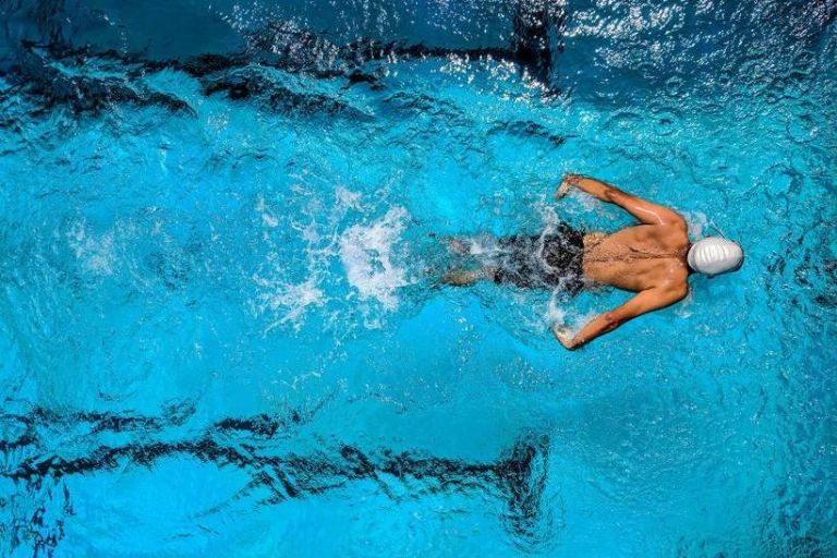 Piscinas cloradas matan el Covid-19 en 30 segundos