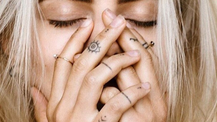 Lleva las enseñanzas de la vida con estos tatuajes para mujeres en los dedos