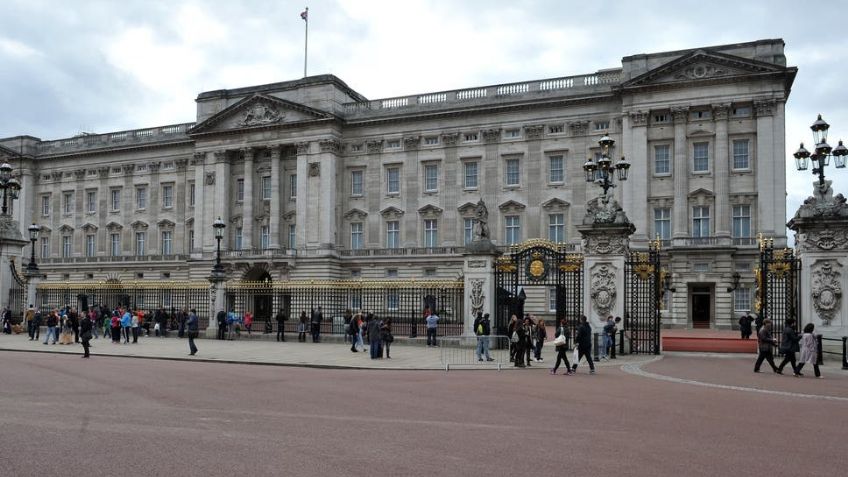 ¡Insólito! Arrestan a un hombre cargando un hacha que se acercaba al Palacio de Buckingham