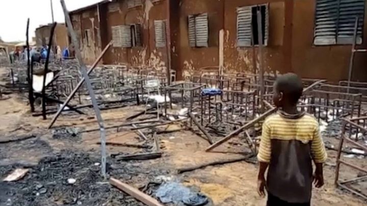 ¡Lamentable accidente! Escuela se incendia y mata a un total de 20 niños; no pudieron salir