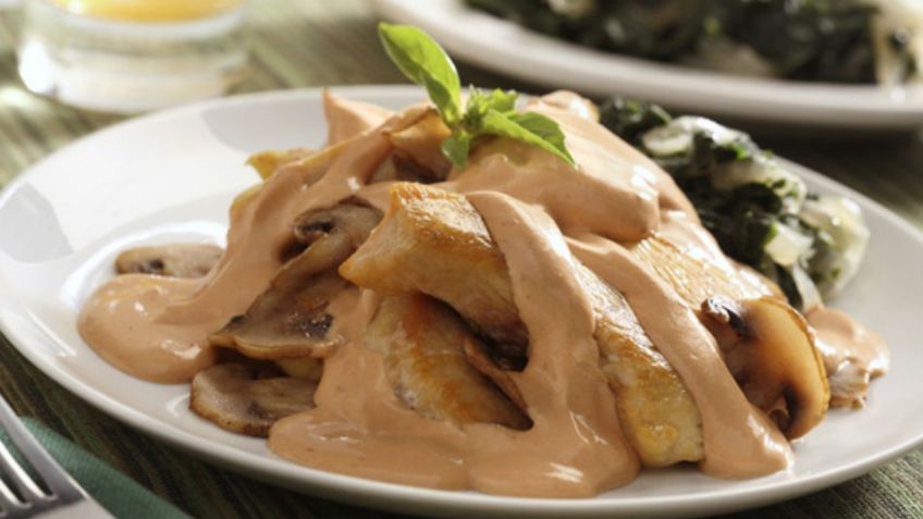 ¿No sabes qué comer hoy? Esta receta de pollo en crema de chile chipotle te encantará