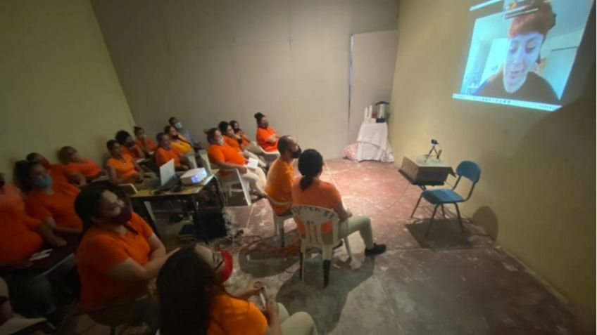 Mon Laferte da taller de composición musical en el Cereso de Ciudad Obregón