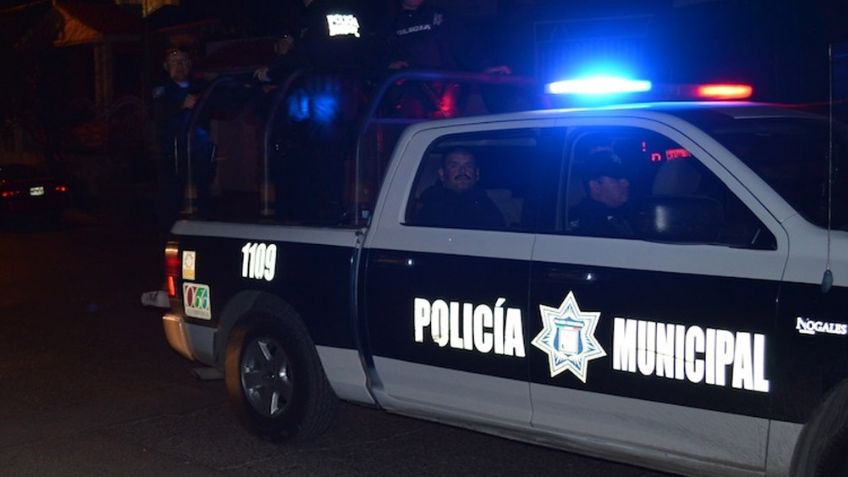 De terror: Sujeto apedrea a familia, rocía gasolina a mujer e incendia auto con niños a bordo