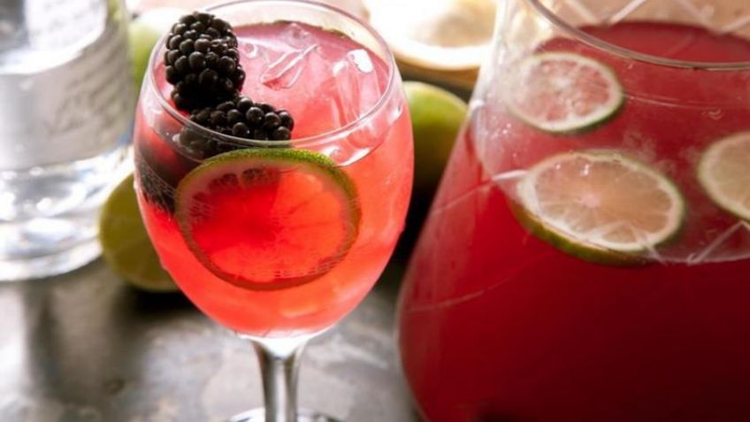 Consiéntete por un momento con ayuda de un maravilloso cóctel de vino rosado