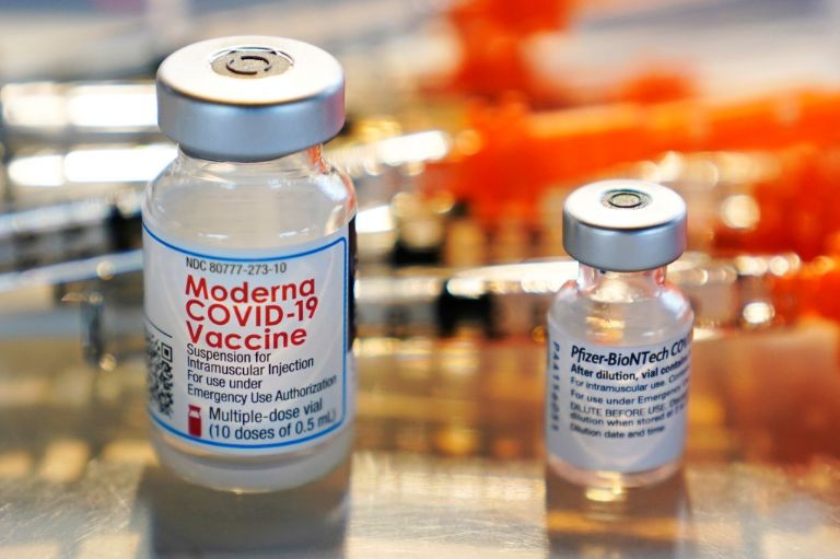 Hombre recibe por error una vacuna de Pfizer y otra de Moderna
