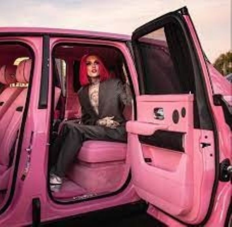 Jeffree Star se accidentó en su Rolls Royce rosa