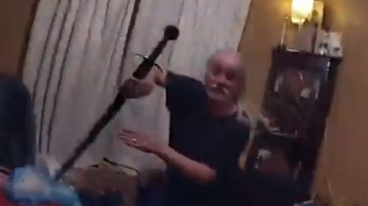 VIDEO: ¡Impactante! Captan el momento en el que un hombre ataca a policías con una espada