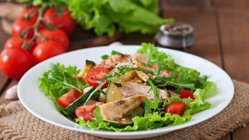 ¿Te sobró pollo de la comida? No lo desperdicies con esta saludable ensalada