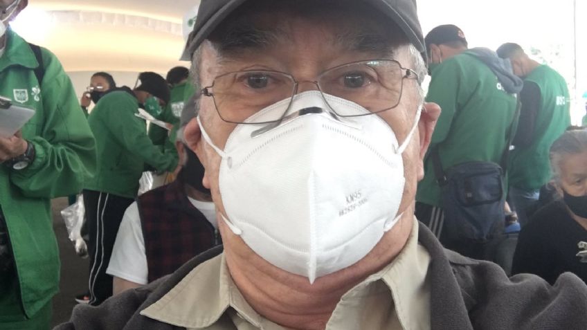 Pedro Sola, de TV Azteca, feliz porque recibe la segunda vacuna contra el coronavirus