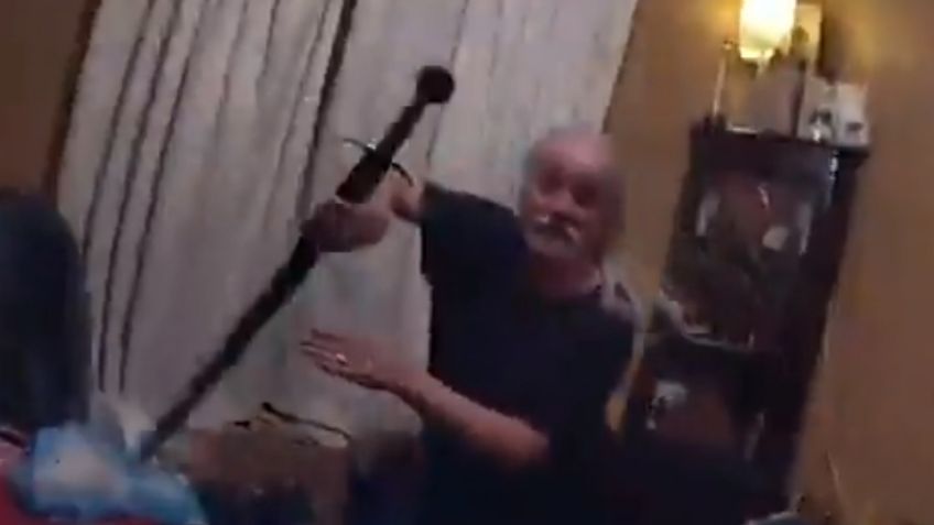 VIDEO: ¡Impactante! Captan el momento en el que un hombre ataca a policías con una espada