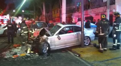 Conductor de BMW se impacta contra autos estacionados en CDMX; deja 2 muertos y 2 heridos