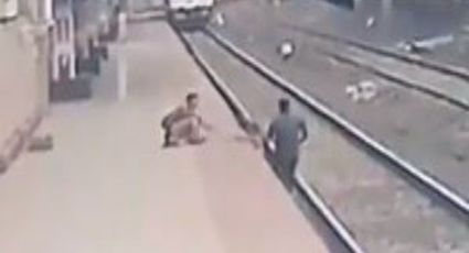 VIDEO: Héroe arriesga su vida para salvar la vida de un niño que cayó a las vías del tren