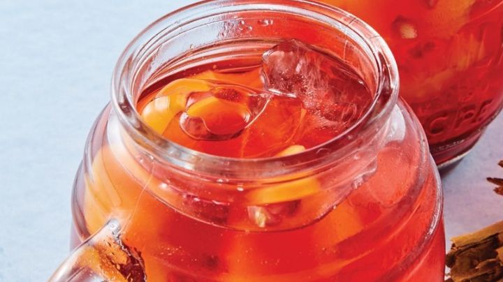 Mezcla de sabores: Refresca tu garganta con esta rica agua de Jamaica, canela y jengibre