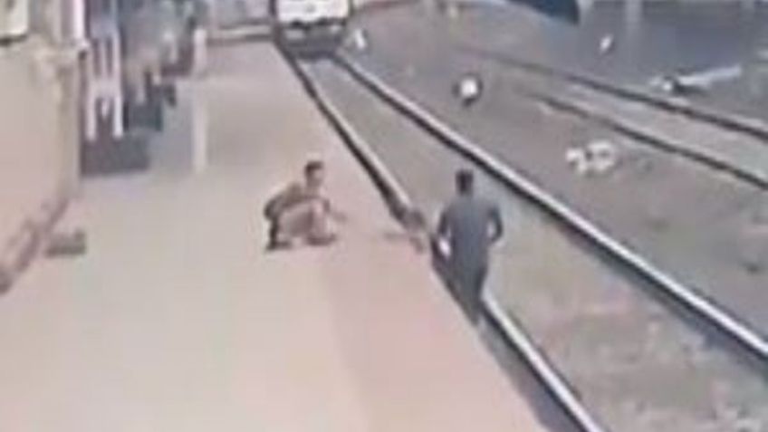 VIDEO: Héroe arriesga su vida para salvar la vida de un niño que cayó a las vías del tren