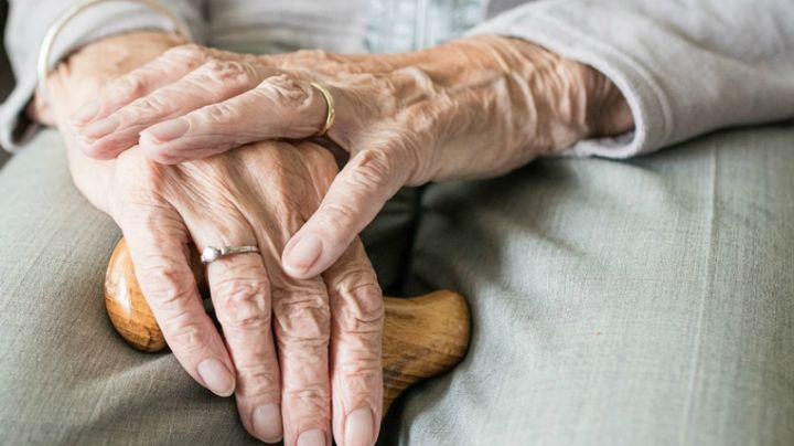 FUERTES IMÁGENES: Ladrón golpea a pareja de 'abuelitos' durante un asalto