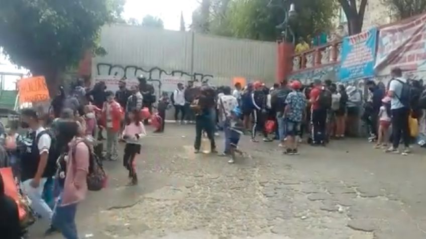 En pandemia: Manifestantes bloquean vialidades; exigen que abran balnearios de la CDMX