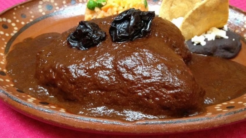 ¡De rechupete! Disfruta de este exquisito mole almendrado con pollo
