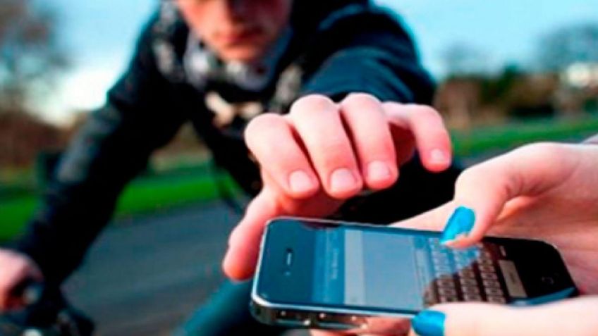 VIDEO: Motociclistas arrebatan celular a un transeúnte en las calles de la CDMX