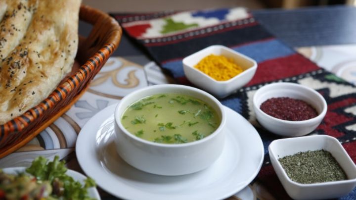 ¿El caldo de pollo en verdad es la cura del resfriado? Expertos responden