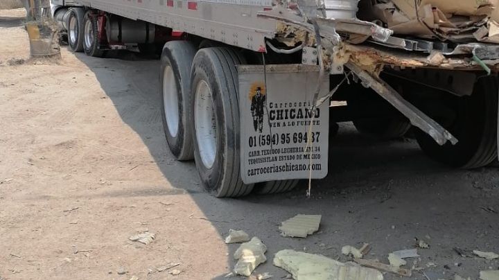 Conductor de tráiler trata de ganarle el paso al tren y el ferrocarril lo embiste