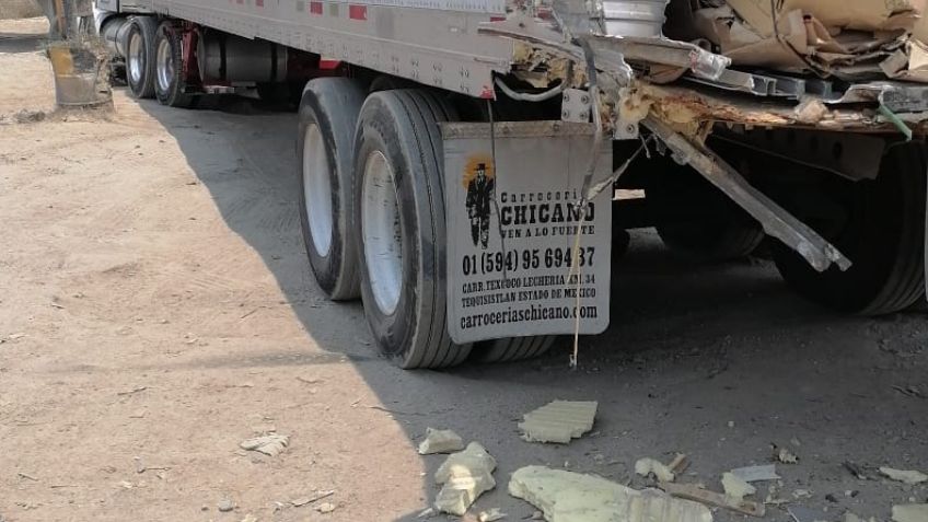 Conductor de tráiler trata de ganarle el paso al tren y el ferrocarril lo embiste