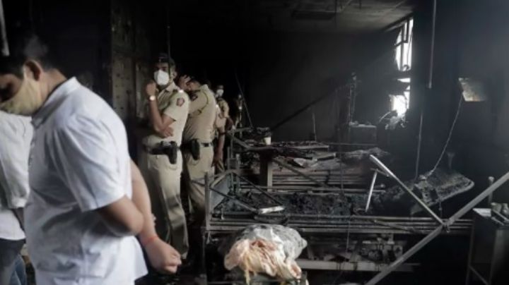 Mueren 13 pacientes Covid-19 en trágico incendio de un hospital en la India
