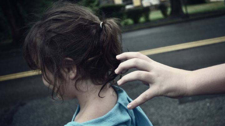 ¡De terror! Niña se defiende a patadas para evitar ser secuestrada por un hombre