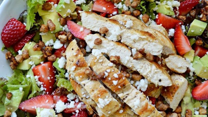 ¿Cena saludable? Esta receta de ensalada de espinaca con pollo te salvará la vida