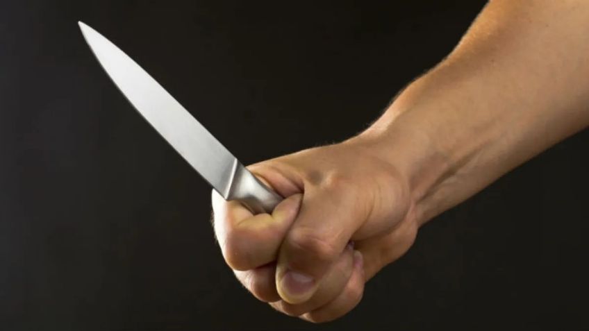 Brutal ataque: Policía es apuñalado por un traficante de drogas; lucha por su vida