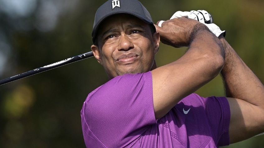 FOTO: ¡Insólito! Tiger Woods reaparece en muletas tras el accidente que sufrió en febrero