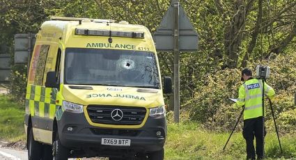 "Objeto volador" impacta contra el parabrisas de una ambulancia y mata a un paramédico