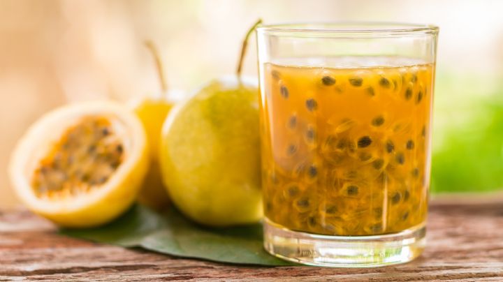 Olvídate del intenso calor con ayuda de esta deliciosa agua de maracuyá