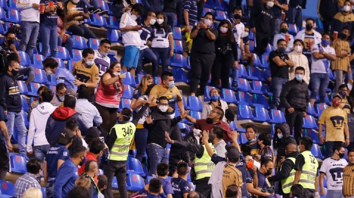 ¡Indignante! Aficionado de Pumas es captado al patear a mujer durante el partido contra Puebla