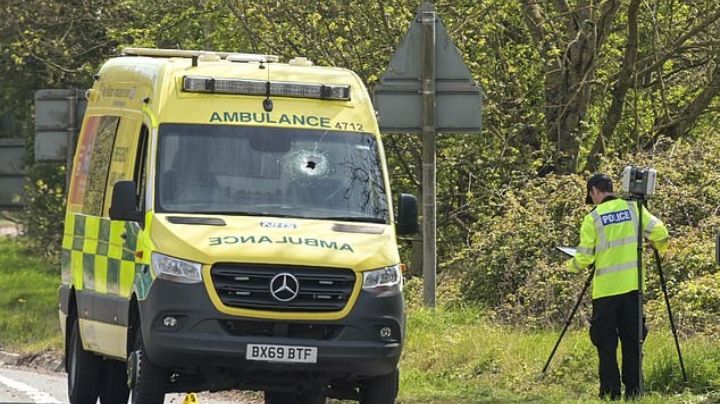 "Objeto volador" impacta contra el parabrisas de una ambulancia y mata a un paramédico