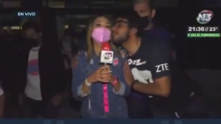 VIDEO: Aficionado de Pumas acosa a reportera; sin cubrebocas intenta besarla a la fuerza