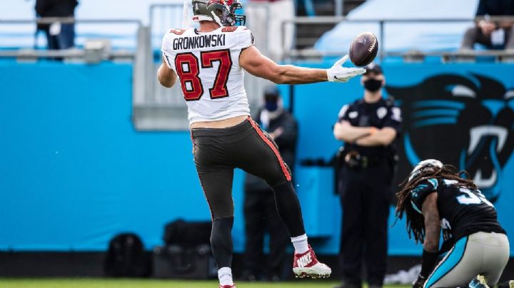 VIDEO: Rob Gronkowski atrapa un balón lanzado desde un helicóptero y consigue nuevo récord