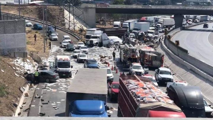 Trailer se vuelca y aplasta a un auto en Querétaro; hay un muerto y tres heridos