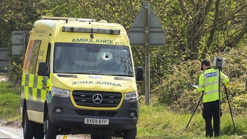 "Objeto volador" impacta contra el parabrisas de una ambulancia y mata a un paramédico