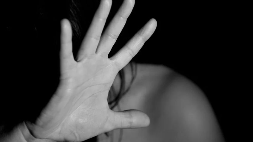 VIDEO: Mujer recibe brutal golpiza en vía pública de Veracruz; un joven grabó los hechos