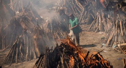 FUERTES IMÁGENES: Ciudadanos de la India entierran a sus muertos en casa por el Covid-19