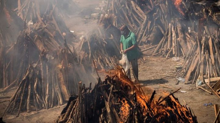 FUERTES IMÁGENES: Ciudadanos de la India entierran a sus muertos en casa por el Covid-19