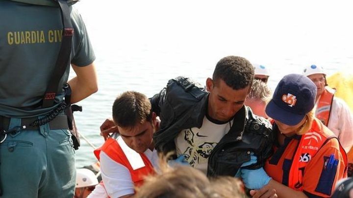 Guardia Civil rescata a 50 inmigrantes que querían llegar nadando a España; la mayoría eran niños