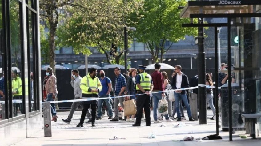 A sangre fría: Hombre sale de supermercado y lo apuñalan en la cara; su ropa estaba ensangrentada