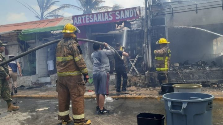 VIDEO: Incendio en Isla Mujeres consume 10 locales comerciales; humo se aprecia hasta Cancún