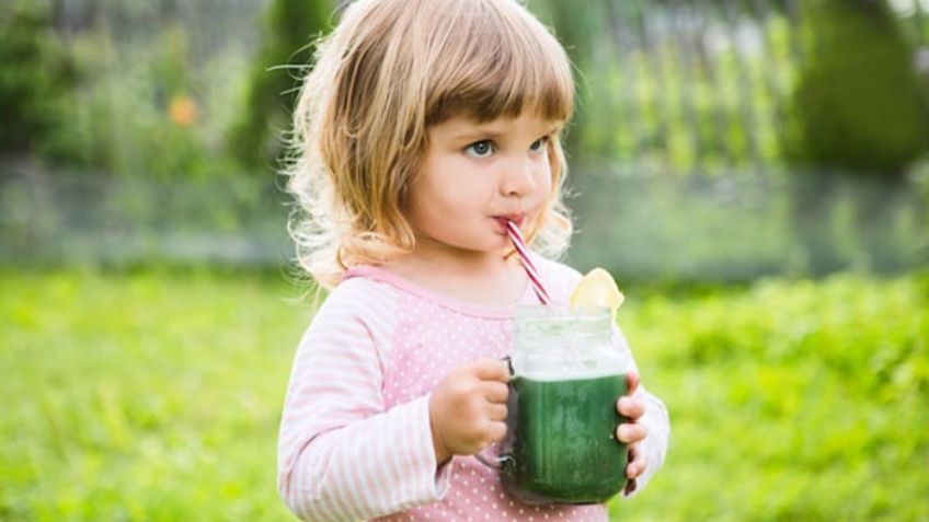 Descubre las razones por las que los niños no deben tomar el famoso jugo verde