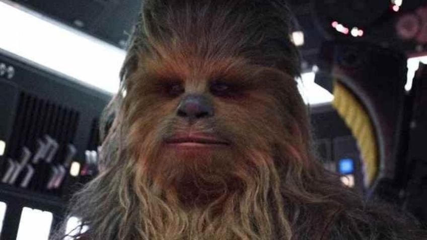 Star Wars: Policías buscan a un sujeto disfrazado de Chewbacca por apuñalar a otro hombre