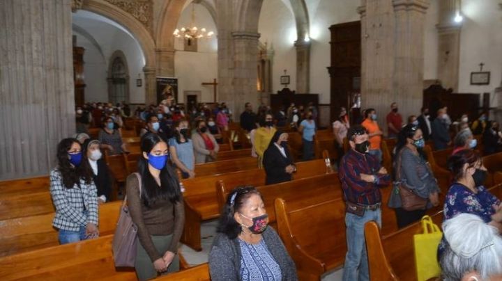 VIDEO: "Estaba poseída"; Mujer 'cachetea' a sacerdote en plena misa de Jueves Santo