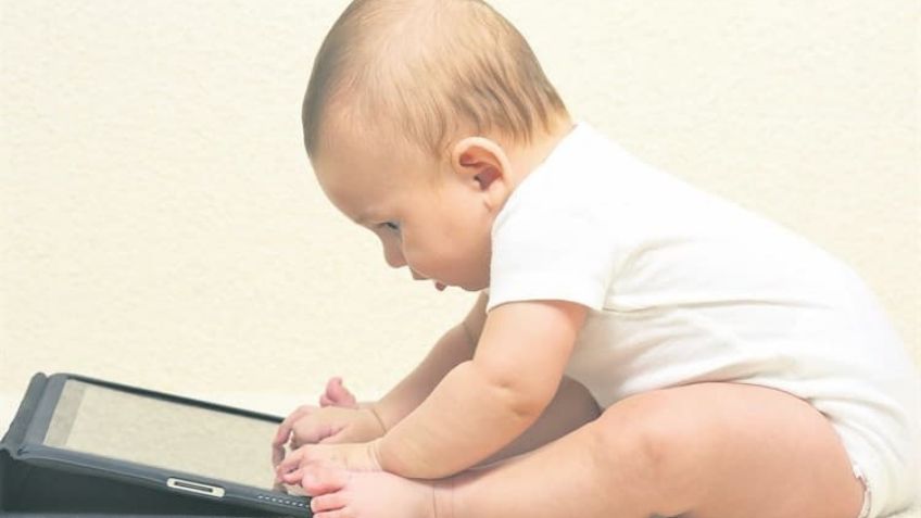¡Aún no es tiempo! prestarle aparatos tecnológicos a tu bebé afectaría su desarrollo