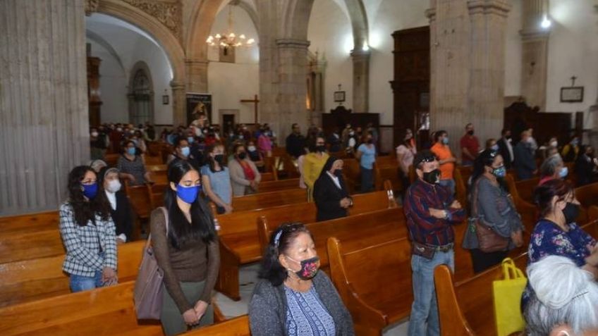 VIDEO: "Estaba poseída"; Mujer 'cachetea' a sacerdote en plena misa de Jueves Santo