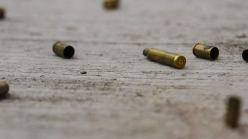 Gatilleros irrumpen en lote de autos asesinan a un hombre y encienden dos vehículos